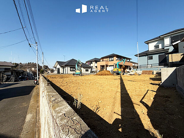 【現地撮影】小学校までは徒歩約7分、中学校までは徒歩約10分でお子様の通学も安心です。