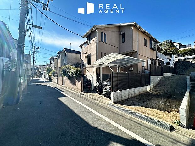 【現地前面道路】一番大事なのは毎日の生活を便利にする設備と暮らしに彩をつける内装や間取り。実際の設備・仕様はショールームや、完成済みの物件をご覧頂き、具体的にイメージができるようにご案内させて頂きます。