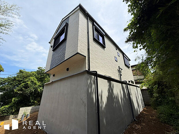 【現地撮影】第一種低層住居専用地域で穏やかな住環境。閑静な住環境でありながら駅にも近く、コンビニも徒歩約6分なので生活利便性も◎日当たりの良さにも注目してください!