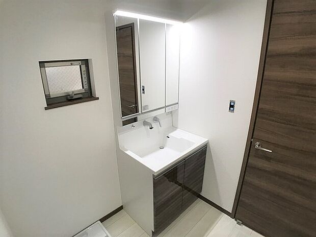 【同仕様完成施工例】生活を豊かにする充実の設備・仕様。心落ち着くカラーの内装。ショールームにて、実際の仕様をご確認頂けます。お気軽にお問い合わせください。