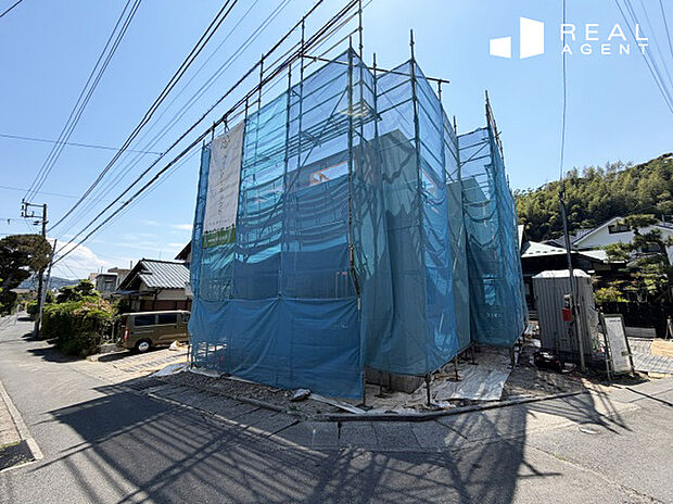 【現地撮影】逗子駅徒歩約13分。逗子海岸まで徒歩約17分なので海辺に近い理想のマイホームが手に入ります。車種により2台駐車可能。お気軽にお問い合わせください。