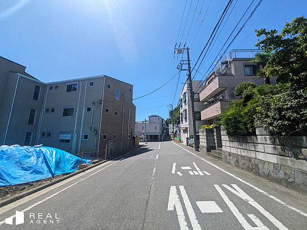 【現地外観写真】道路舗装もしっかりされているため自転車やベビーカーもすいすい通行できて安全です。