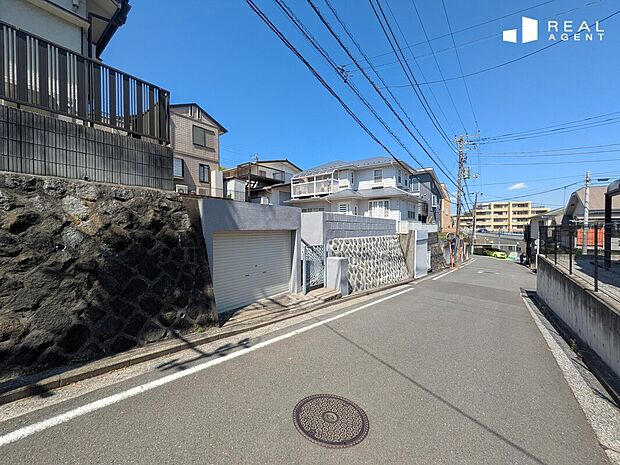 【現地・前面道路】末永く、豊かな暮らしを。ゆとりの2階建が誕生します。2箇所にWICが完備されているのでしっかり整理整頓ができます。