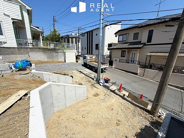 【現地撮影】カースペースもございます。前面道路は約6ｍ以上、車通りも落ち着いているため車庫入れも安心。