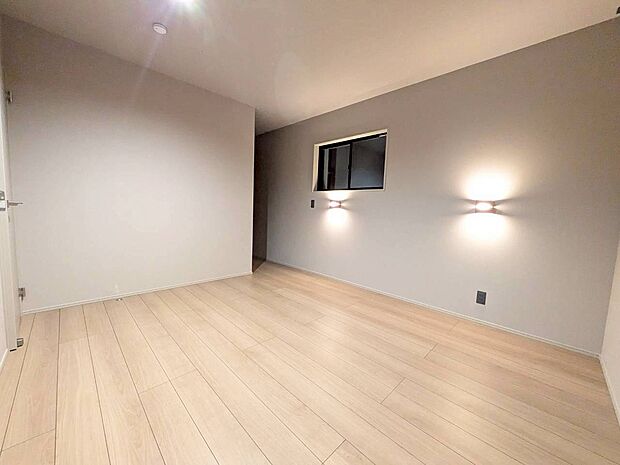 【洋室】6号地モデルハウス 主寝室は、ゆとりある7帖の広さを確保。柔らかな間接照明が、一日の終わりにふさわしい穏やかで上質なリラックスタイムを演出します。