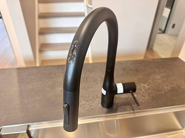 【デザイン性と機能性を兼ね備えた最新タッチレス水栓】日々の調理や洗い物を快適にする、便利なタッチレス水栓を採用しています。
手が汚れているときでも触れずに水を出し止めできるため、衛生面も安心で節水にもつながります。
落ち着いたマットブラックのカラーがスタイリッシュな空間を演出する、機能性とデザイン性を兼ね備えた設備仕様です。