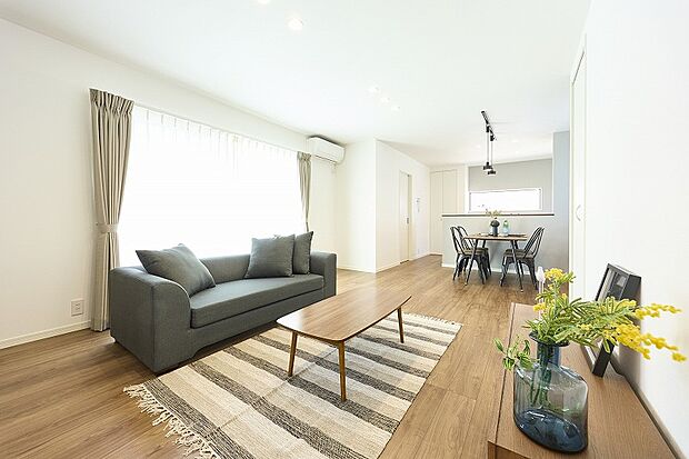 【リビング】約18.6帖のLDKはご家族が自然と集まるゆったりとした場所に。