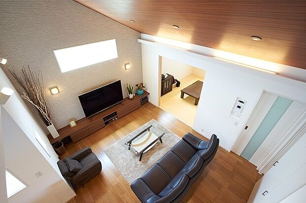 【建物プラン例（内観写真）】台所・トイレ・風呂・洗濯・屋内干し・室内干しと1階だけで家事が完結できるように設計しました。 主寝室から吹抜けを介してリビングを見渡すことが出来るどこにいても家族の雰囲気を感じられるお家になりました。/当社施工例