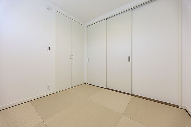 【和室】べたつかずさらっとした手触りが、心地よいヘリなしタタミで、よりモダンな雰囲気を楽しめます。