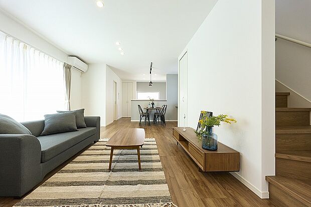 【リビング】【リビングイメージ】インテリアに合わせた家具・照明・カーテン付き（LDKのみ）で新生活をサポート。