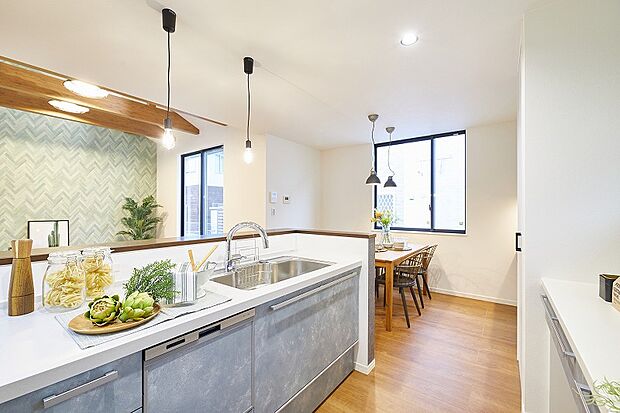 【キッチン】配膳に便利なダイニングキッチン。お手伝いしてもらいやすい効率の良いスライド配膳が可能です。