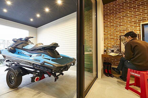 【フリースペース】ガレージのすぐ傍にあるフリースペース。ガレージと仕切れるので、部屋の温度を保ちながら、車専門雑誌を読んだり、横目で車を確かめながら、ネットでパーツを検索するのに便利です。