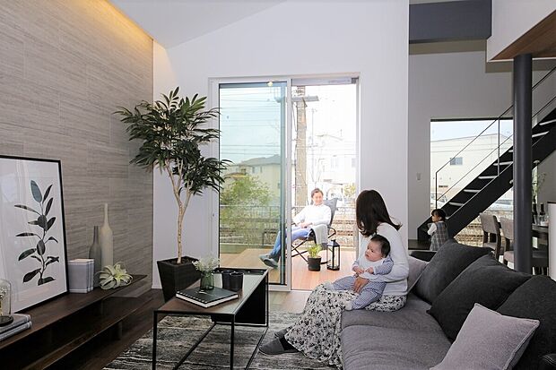 【【苫編モデル】】リビングとひとつながりのウッドデッキは室内に開放感をもたらします。天気の良い日はＤＩＹや読書、子どもの遊び場として多いに活用できます。