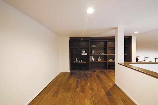 【【苫編モデル】】階段を上ると、秘密基地のような空間。物や趣味が増えてもお思い切り楽しめる住まいの計画です。本棚の向こうには・・・。