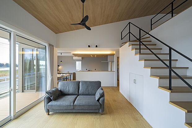 木の勾配天井がポイントのLDK