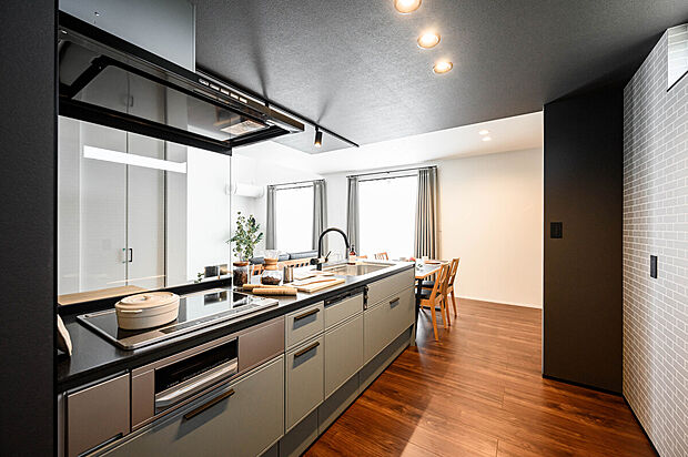 【キッチン】黒の折り下げ天井のあるキッチン。ゆるやかに仕切られた空間で、集中してお料理できます。