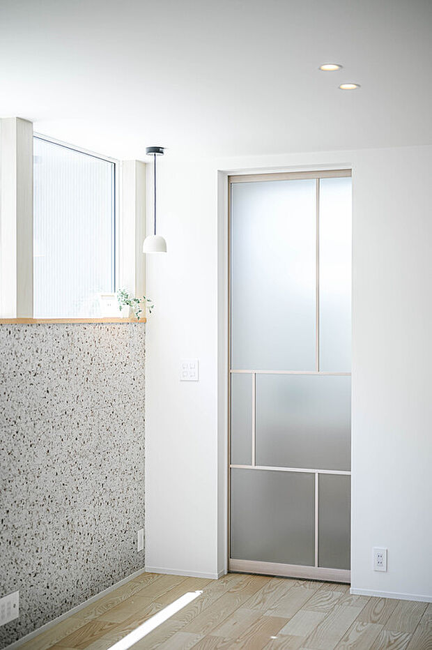 【リビングドア】すりガラスのリビングドアは、光をやわらかく玄関まで届けます。