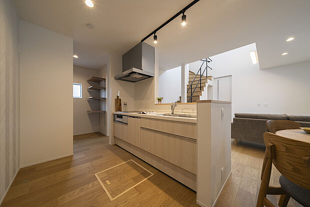 【キッチン】カラーはブリーチドウッド。