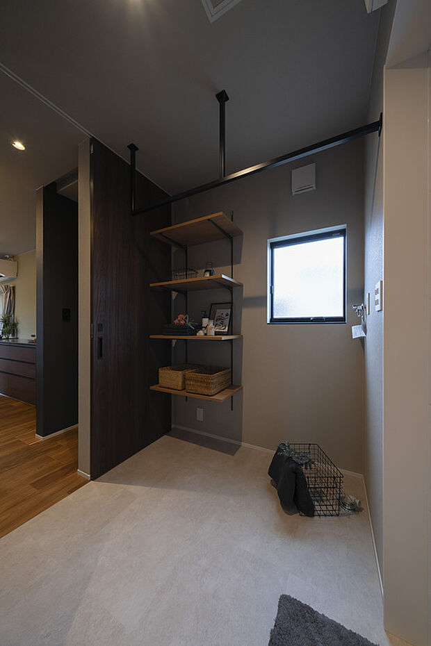 【脱衣室】物干しがついていて室内干しもラクラク♪可動棚があるので収納にも困りません。