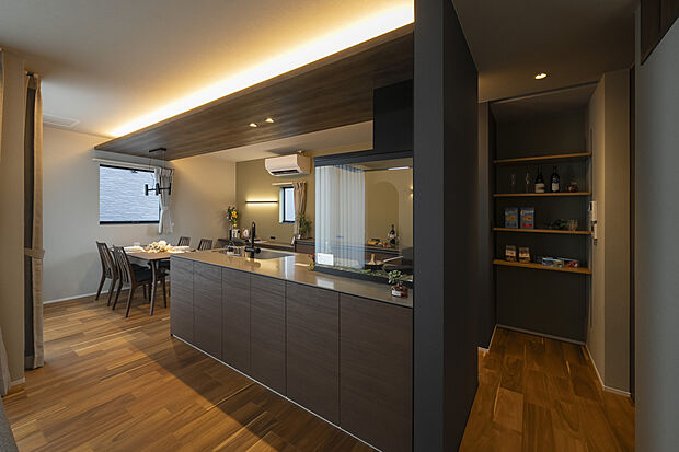 【パントリー】キッチン横にはパントリーを完備。