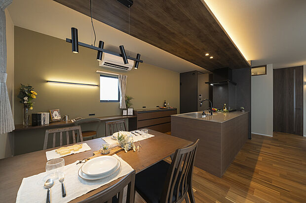 【LDK】落ち着いた色合いの家具や内装で、モダンでありながらも温かみのある落ち着いた空間を演出。