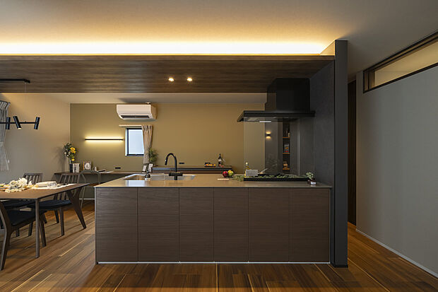 【キッチン】ダイニングキッチンの上部は折り下げ天井に。さらに間接照明を入れて高級感漂います。