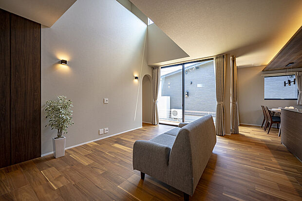 【リビング】吹き抜けがあり、開放感のあるリビング。