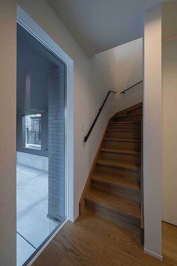 【玄関ホール】玄関からはガレージの愛車が見えます。