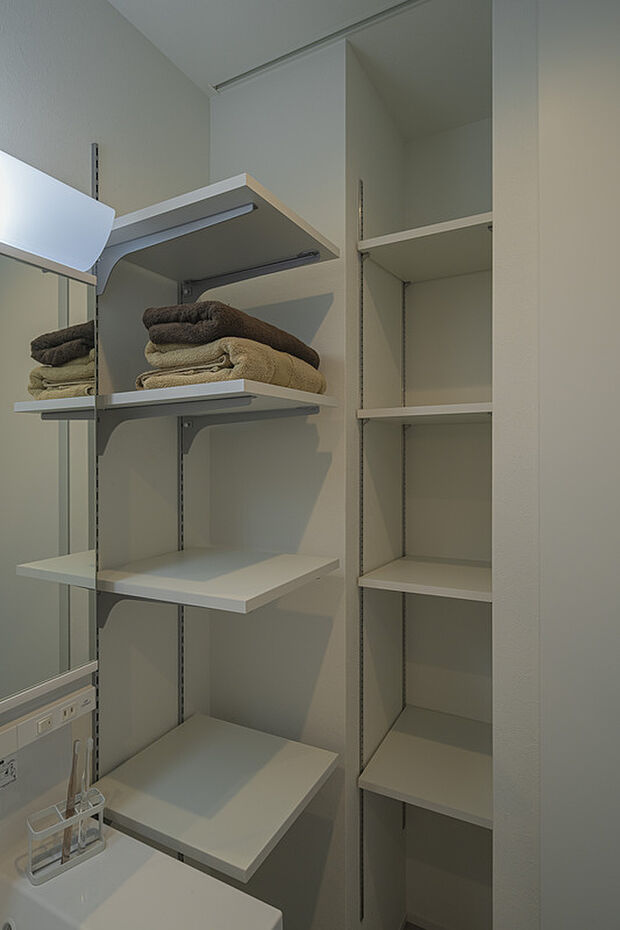 【脱衣室】スペースを活かして収納を設けています。