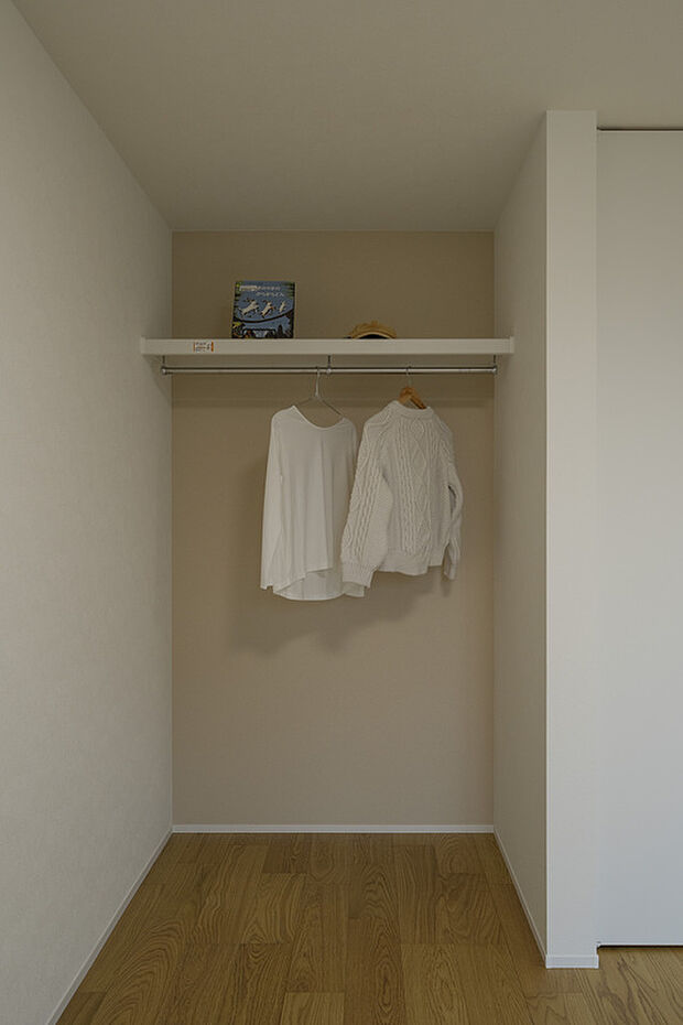 【子ども部屋】子ども部屋それぞれに収納スペースがあります。
