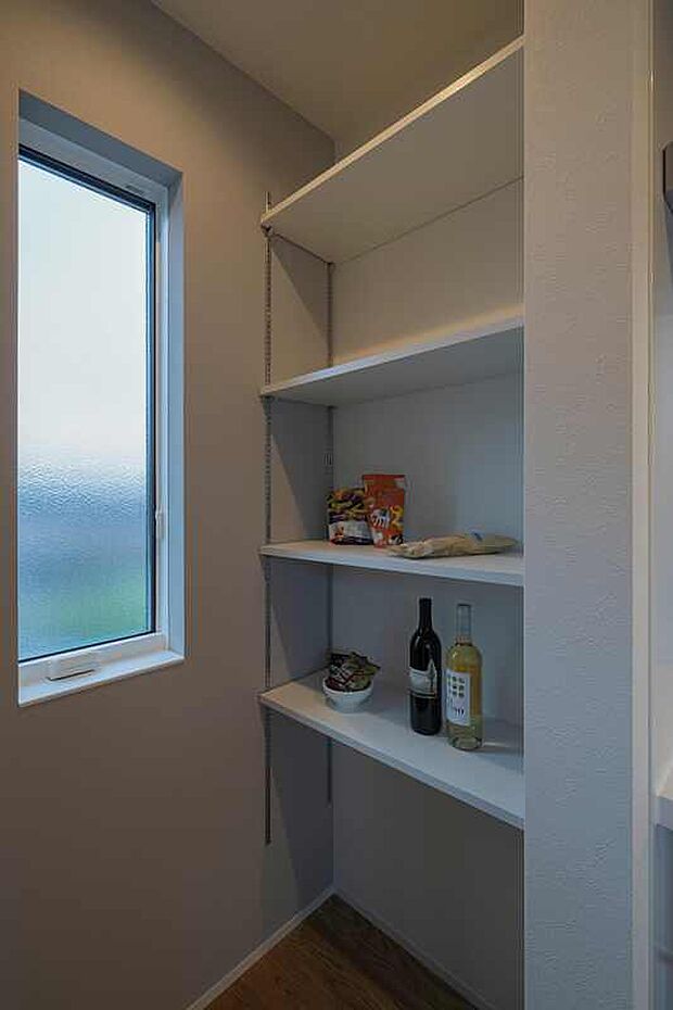 【パントリー】キッチン横にあるパントリー。もう一面も収納になっています。