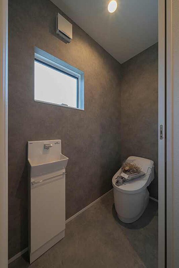 【2階トイレ】グレーでまとめたシックな空間。