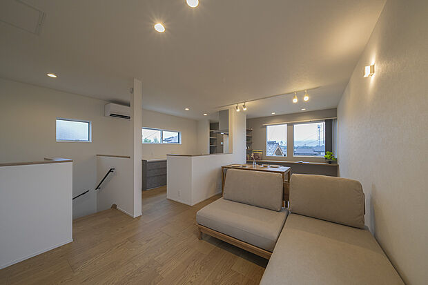 【2階リビング】日当たり良好な2階リビング。