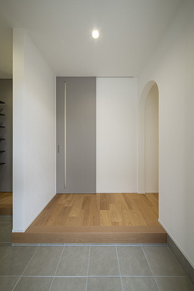 【玄関】玄関を入ると、おしゃれな三角垂れ壁とグレーのハイドア。