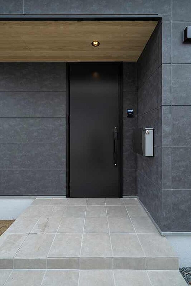 【玄関ポーチ】黒×木目でコントラスの効いた玄関ポーチ