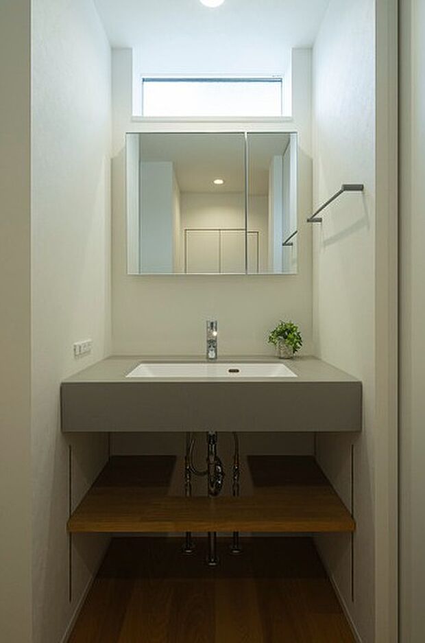 【造作洗面台】スタイリッシュなミラタップの造作洗面台。