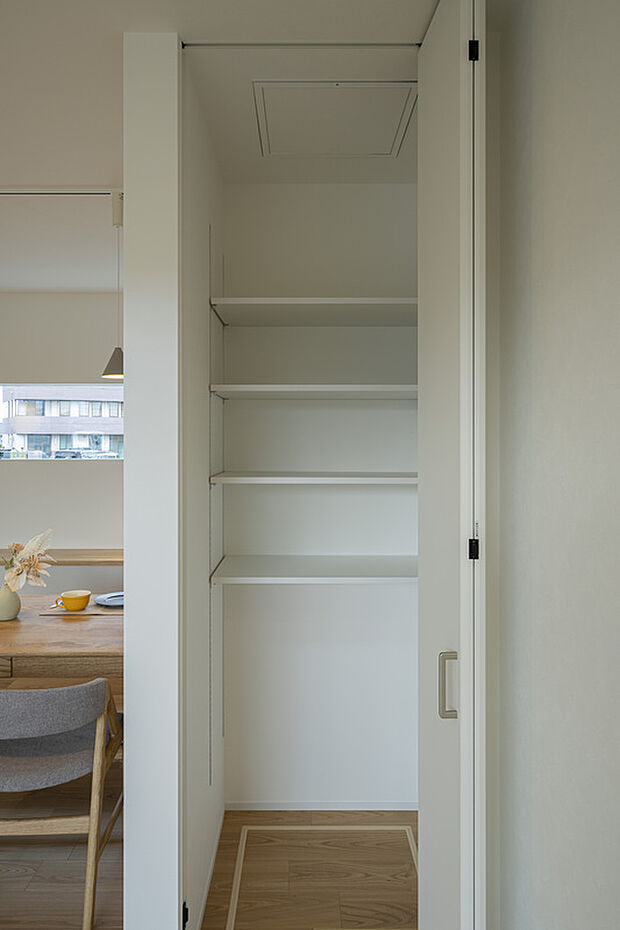 【リビング収納】扉付きで隠せる収納スペース。