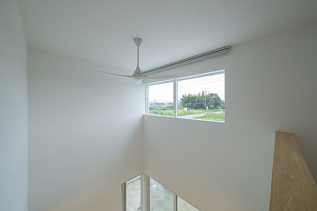 【吹き抜け】白で明るい吹き抜けスペース。