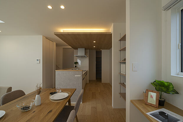 【キッチン】キッチン上部は木目の折り下げ天井に。