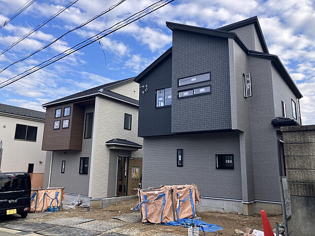 外観　左2号棟・右1号棟　撮影時　2025年10月下旬完成予定　2025年12月上旬