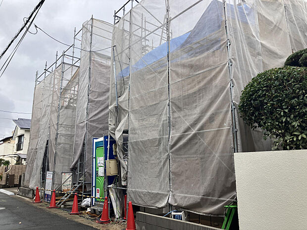 外観　左1号棟・右2号棟　現地写真　2025年11月上旬完成予定　2026年1月中旬