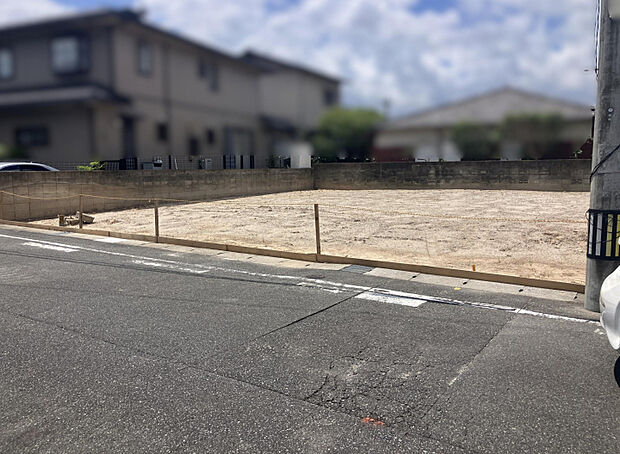現地写真　撮影時期:2026年7月下旬建物完成予定:2026年11月中旬