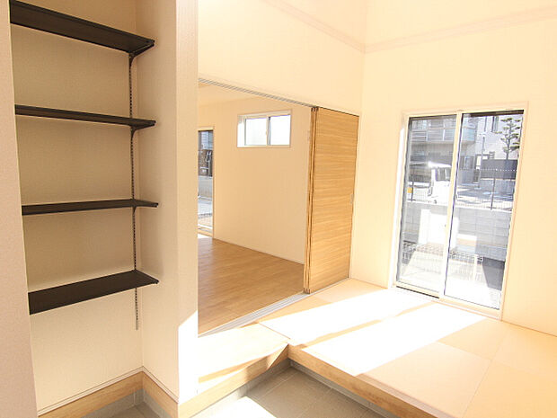 【マルチエントランス6帖　1号棟】マルチスエントランスで急な来客の際も、生活感を感じさせない。広々としたスペースはご自由にお使いただけます！