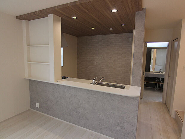 【キッチン　1号棟】ポップアップ天井のキッチンはシンプルさを残しつつ、特別感のあるお洒落さをグッと引き上げてくれます！