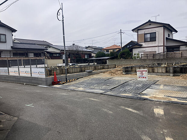 【前面道路含む現地写真】南東4.4m公道、南西4.5m公道