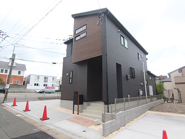 【外観　2号棟】長年住んでも飽きの来ないシンプルながらも表情のある外観が特徴です。