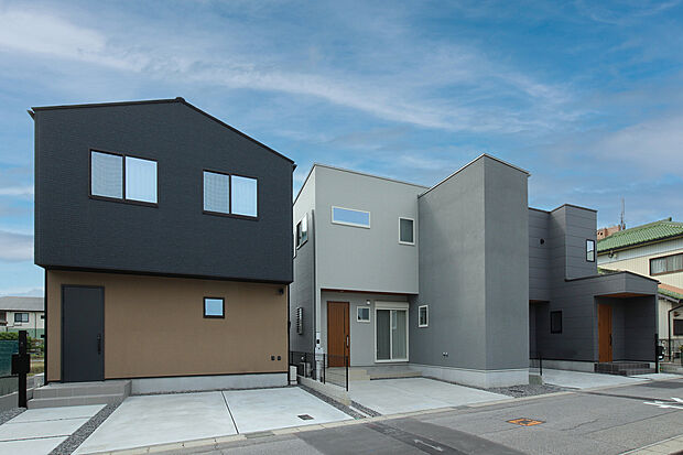 外観｜各棟ごとにカラーや建物形状、窓の配置を変えて変化を持たせた個性分散タイプ。 建物正面は奥行きのある立体感で表現しつつ、プライバシー確保を図っております。