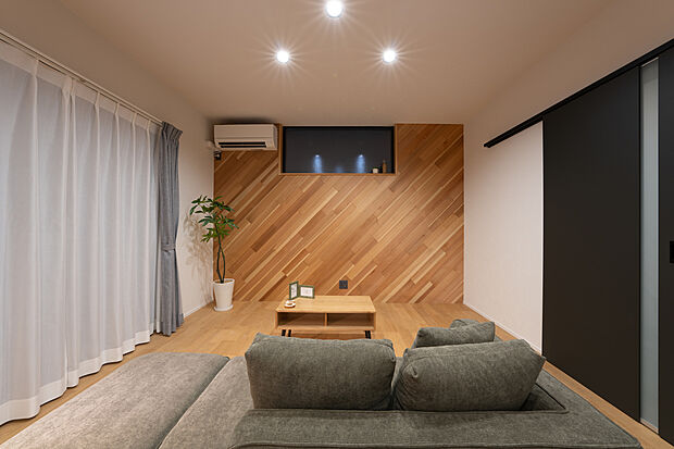 【LDK】LDK|床には無垢のナラ材、壁には無垢の杉材を採用。木のぬくもりを感じられる空間に。