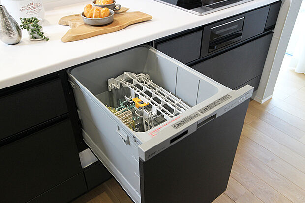 【食器洗い乾燥機】約5人分洗浄でき、強力パワーのターボ噴射で隅々まで洗浄できます。