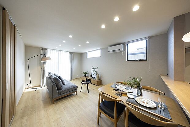 【1階LDK/当社施工例】陽だまりが心地よく、ダイニングやリビングのどこにいてもご家族の気配が感じられる住空間。近隣モデルハウス公開中！/建物価格:2504.5万円、建物面積95.22m2、4LDK